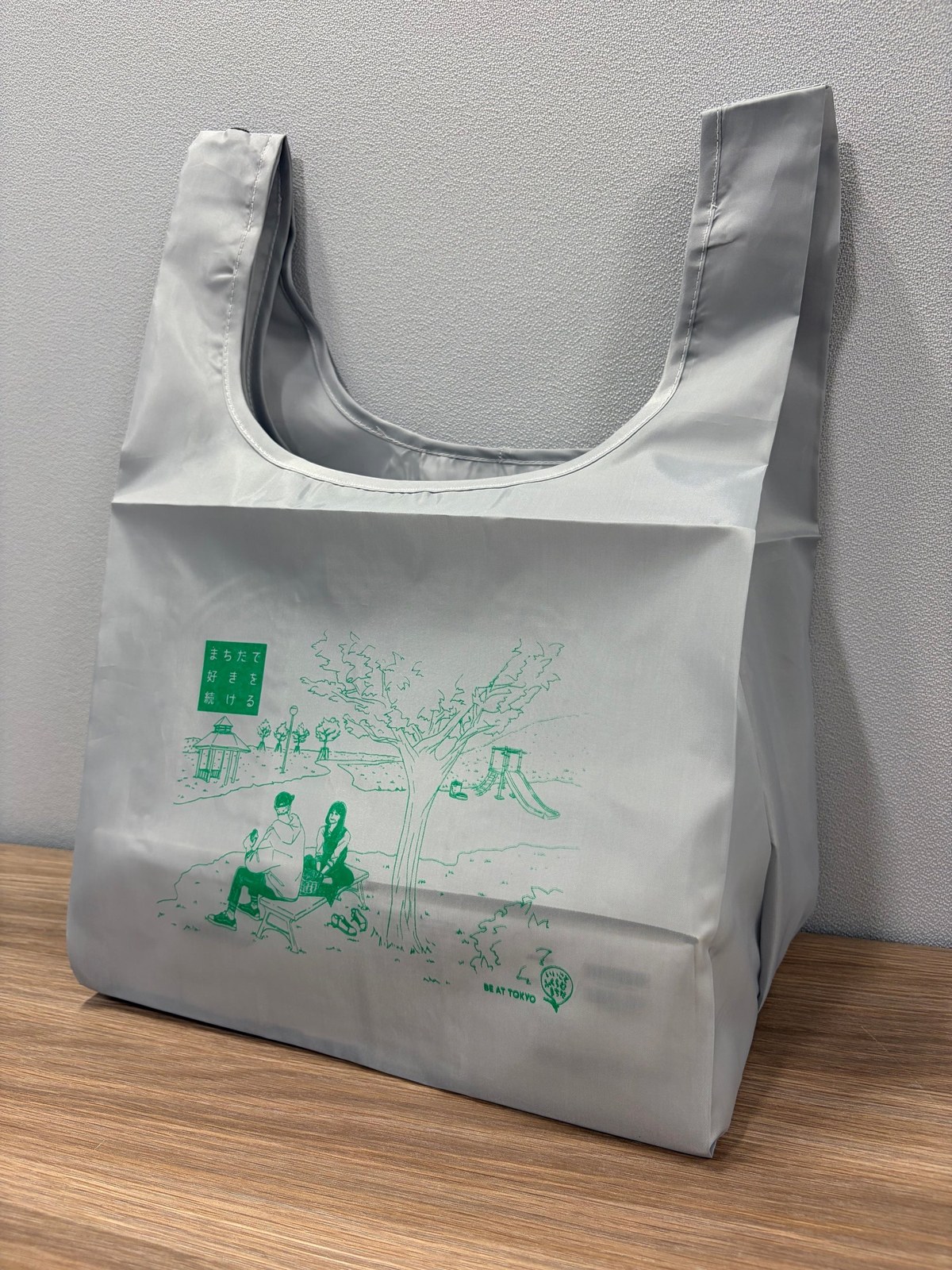 景品のエコバッグ。「まちだで好きを続ける」のキービジュアルが緑一色で刷られている（出典: 町田市）